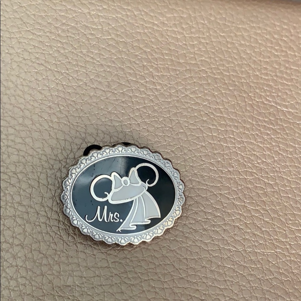 Minnie Mrs. pin